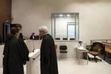 Des avocats devant un box vitré, le 15 janvier 20108 au tribunal de Nanterre