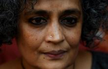 L'auteure indienne Arundhati Roy lors d'un interview avec l'AFP à New Delhi le 8 décembre 2017