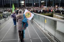 Des opposants au projet d'aéroport Notre-Dame-des-Landes manifestent devant le tribunal de Nantes, le 13 janvier 2016