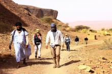 Des touristes dans le village de Tergit, près d'Atar, lors d'une randonnée d'une semaine dans la région de l'Adrar, le 27 décembre 2017 en Mauritanie