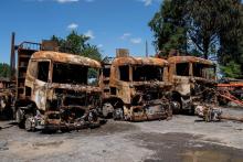 Des camions appartenant à des compagnies forestières incendiés lors d'affrontements entre la police et des membres du peuple Mapuche, le 8 novembre 2017 à Temuco