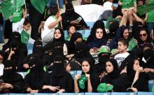 Des Saoudiennes assistent à un évènement dans un stade à Ryad pour la première fois, le 23 septembre