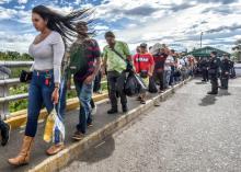 Des Vénézuéliens traversent la frontière pour se rendre en Colombie, le 25 juillet 2017 à San Antonio del Tachira