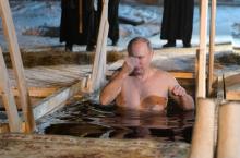 Vladimir Poutine se plonge dans les eaux glacées du lac Seliguer le 19 janvier 2018, à l'occasion de l'Epiphanie orthodoxe