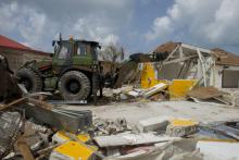 Un bulldozer déblaie des débris à Marigot, sur l'île de Saint-Martin, le 27 septembre 2017
