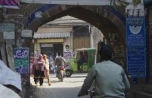 Des habitants marchent dans une rue de Kasur au Pakistan, ville terrifiée par un tueur d'enfants en série, le 13 janvier 2018