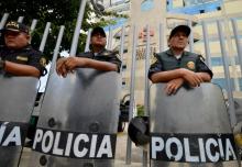 Policías resguardan el 2 de enero de 2018 las afueras del hospital donde está internado el expresidente peruano Alberto Fujimori (1990-2000)