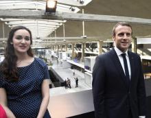 La directrice de Station F Roxanne Varza au côté du président français Emmanuel Macron lors de l'inauguration du plus grand incubateur de jeunes pousses au monde, le 29 juin 2017 à Paris