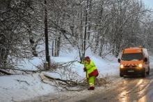 29.000 foyers restent privés d'électricité en France jeudi matin Ci-contre, déblaiement d'une route à Saint-Jean-de-Belleville près des stations de ski des Menuires et de Val Thorens, le 4 janvier 201