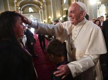 Le pape François bénit une femme à la cathédrale de Lima, le 21 janvier 2018