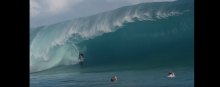 Un surfeur affronte la vague de Teahupoo