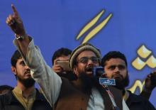 Hafiz Saeed, leader de l'organisation pakistanaise Jamaat-ud-Dawa et considéré comme un des suspects des attaques de Bombay en 2008, prend la parole pendant une manifestation à Lahore le 5 février 201