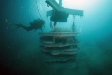 Des plongeurs déposent des récifs artificiels "hôtel à poissons" d'une dizaine de tonnes à 30 mètre de profondeur dans les eaux usées au large des calanques de Marseille, le 30 janvier 2018