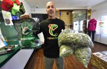 Virgil Grant dans sa boutique de vente de cannabis et de produits dérivés à Los Angeles, le 8 février 2018