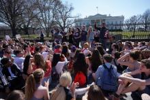 Des centaines de lycéens manifestent près de la Maison Blanche à Washington pour demander une règlementation plus stricte sur les armes