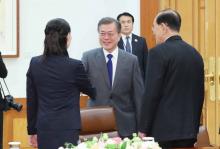 Le président de Corée du sud Moon Jae-in accueille Kim Yo Jong, la soeur du leader nord-coréen au palais présidentiel de Séoul, le 10 février 2018