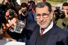 Photo du Premier ministre marocain SaadEddine El-Othmani, un verre d'eau provenant du barrage de Sidi Mohamed Benabdallah, le 7 février 2018 à Rabat