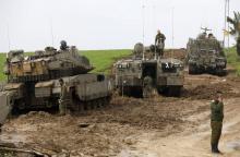 Des soldats israéliens et leurs chars surveillent la frontière avec la bande de Gaza, le 18 février 2018
