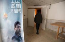 L'affiche du documentaire "Les derniers hommes d'Alep" à l'entrée d'une projection à l'université d'Idleb, une ville du nord-ouest de la Syrie, le 12 février 2018