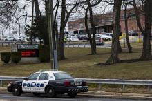 Une voiture de police est stationnée près du lycée East Brunswick, dans le New Jersey, le 22 février 2018