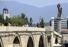 Une statue de Philippe II de Macédoine, père d'Alexandre le Grand, surplombe un pont à Skopje, le 23 juillet 2012
