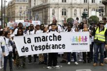 Des manifestants défilent à Paris lors de la 14e marche de l'Espérance, en appelant à "vaincre l'aut