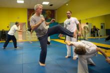 Anthony Abbas (C), alias "Hulk", donne un cours de capoeira à des personnes atteintes de la maladie de Parkinson, à Marseille le 8 février 2018