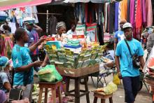 Les étals d'un marché de rue à Libreville, le 31 janvier 2018 au Gabon