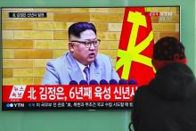 Un homme regarde la retransmission d'un discours du leader Nord Coréen Kim Jong-Un à Séoul, le 1e janvier 2018
