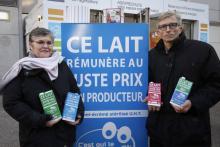 Martine et Martial Barbon, producteurs de lait, posent avec des briques de lait équitable de la marque "C'est qui le patron?" au salon de l'Agriculture à Paris, le 25 février 2018