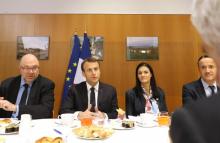 Le président Emmanuel Macron et le ministre de l'Agriculture Stéphane Travert (à gauche) participent à un petit-déjeuner avec les principaux acteurs institutionnels de l'agriculture française au salon