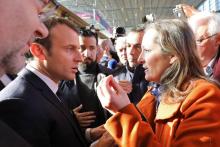 Une femme interpelle le président Emmanuel Macron au salon de l'Agriculture à Paris, le 24 février 2018