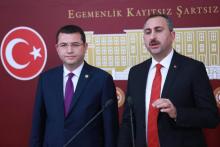 Le secrétaire général de l'AKP Abdülhamit Gül(D) aux côtés d'un député turc le 10 décembre 2016 à Ankara