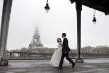 Un couple de mariés sur le Pont de Bir-Hakeim à Paris le 14 février 2018, jour de la Saint-Valentin