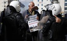 La police palestinienne tente de contrôler des manifestants contre la visite en Cisjordanie occupée d'une délégation municipale de New York le 22 février 2018