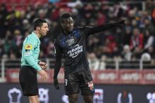 L'attaquant niçois Mario Balotelli se plaint d'insultes racistes auprès de l'arbitre Nicolas Rainville, lors d'un match à Dijon, le 10 février 2018