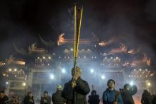 Des policiers à Pékin le 15 février 2018 en prévision du Nouvel an lunaire alors que pétards et feux d'artifice ont été interdits cette année dans la capitale chinoise