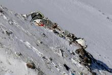 Des débris de l'avion de ligne de la compagnie Aseman qui s'est écrasé dimanche avec 66 personnes à son bord, dans les monts Zagros, le 20 février 2018 en Iran