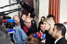 Les avocats du prévenu, Sandrine Parise-Heideiger (2e à droite), et Marc Goudarzian (D), répondent aux questions de journalistes, à Pontoise, le 13 février 2018