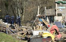 Des gendarment interviennent pour évacuer des opposants au projet Cigéo d'enfouissement de déchets nucléaires dans la forêt du bois Lejuc près de Bure (Meuse) le 22 février 2018