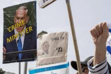 Des Israéliens à Tel-Aviv réclament la démission de Benjamin Netanyahu lors de la première manifestation depuis que la police a recommandé son inculpation pour corruption, le 16 février 2018