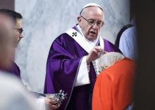Le pape François célèbre le mercredi des Cendres, début du Carême, à la basilique Sainte-Sabine à Rome le mercredi 14 février 2018.