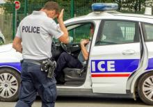 Un homme armé qui tentait d'attaquer vendredi matin une agence de la BNP près de l'Arc de Triomphe à Paris a été blessé par balle