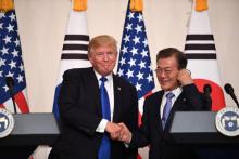 Le président américain Donald Trump (g) et son homologue sud-coréen Moon Jae-In, lors d'une conférence de presse le 7 novembre 2017 à Séoul