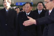 Le général Kim Yong Chol (C), à la tête d'une délégation nord-coréenne de haut niveau venue assister à la cérémonie de clôture des jeux Olympiques de Pyeongchang, arrive en Corée du Sud le 25 février 
