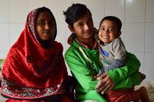 Le Bangladais Abul Bajandar, souffrant de la maladie de "l'homme arbre", avec sa femme et sa fille, le 25 janvier 2018 à l'hôpital de Dacca