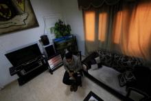 Nawaf, un Bahreïni de 22 ans détenu par les forces kurdes dans le nord-est syrien, accorde une interview dans une maison près d'un commissariat de Rumaylan, le 13 février 2018