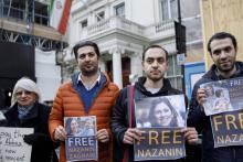 Des manifestants, accompagnés de son mari Daniel Ratcliffe, ont déposé des lettres et une pétition devant l'ambassade iranienne à Londres le 21 février 2018 pour demander la libération de Nazanin Zagh
