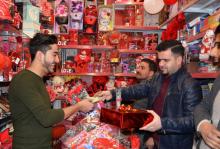 Des Irakiens de Mossoul fètent le 14 février 2018 la Saint-Valentin auparavant bannie par le groupe Etat islamique