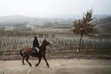 Le Dr Roberto Anfosso sur son cheval à La Morra, en Italie, le 31 janvier 2018